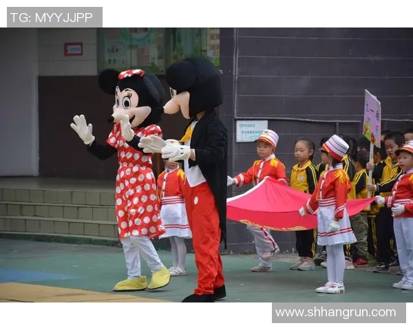 幼儿园晨间锻炼活动中小朋友们快乐拍篮球增强体质促进友谊与团队合作精神